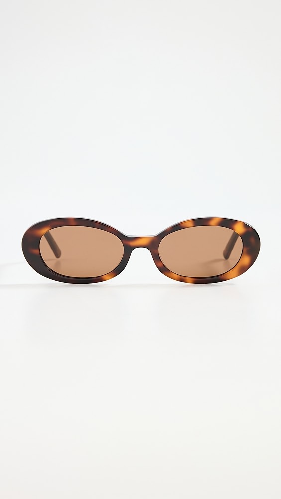 Tortoise shell round sunglasses.