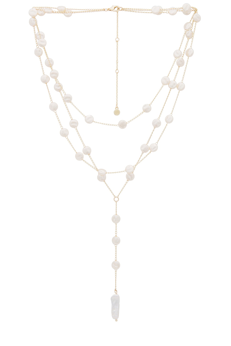 Pearl layered gold necklace, which is one of the summer accessories.
