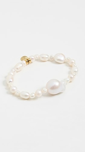 Pearl bracelet with different size pearls.
